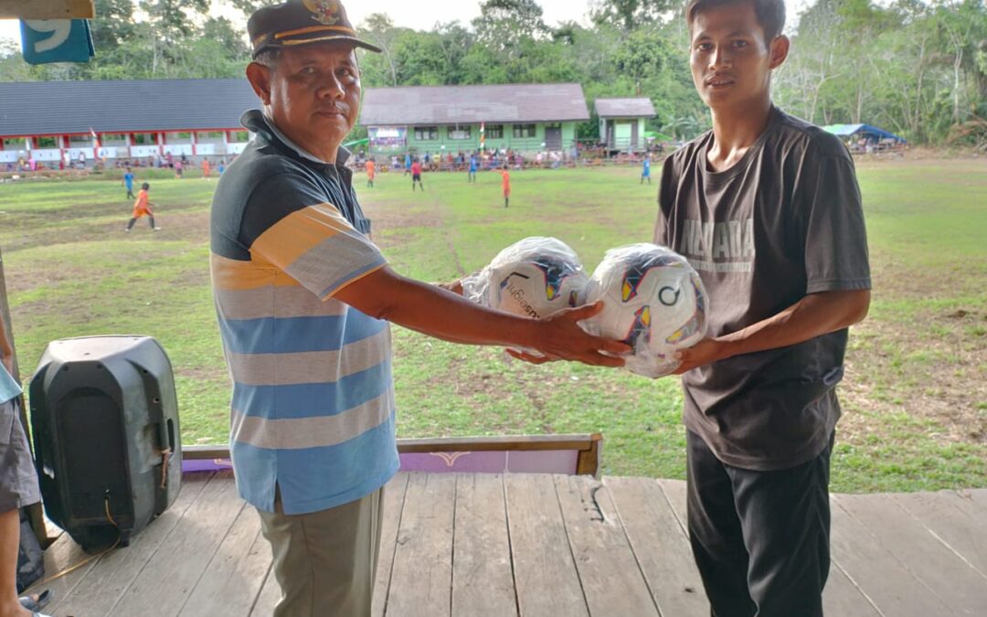 Penyerahan Bola Kaki dan Volly Kepada Kelompok Pemuda desa Bahta